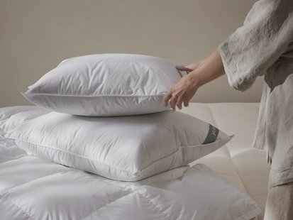 Yumeko Kussen gerecycled dons 65x65 medium 
Vulling: 70% gerecycled dons (eenden- en ganzendons), 30% gerecyclede veertjes (eenden- en ganzenveertjes)
Tijk: 100% biologisch katoen