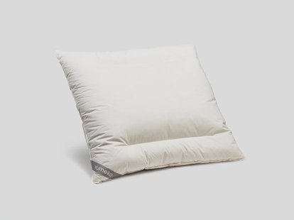Yumeko Kussen ganzendons 65x65 medium 
Vulling: 90% biologisch ganzendons, 10% biologische ganzenveertjes
Tijk: 100% biologisch katoen