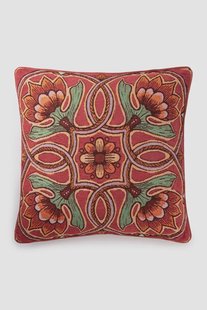Rood kussen met bloemendessin