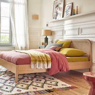 Bed met hoofdeinde en lattenbodem, van eikenhout, fineer en rotanriet, MADARA
