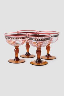 Lichtoranje champagneglazen met bloemen
