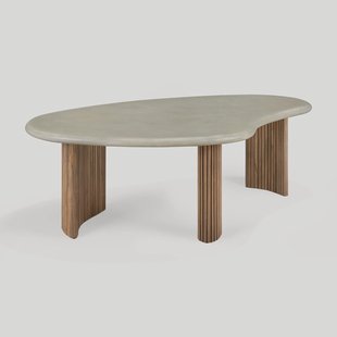 Ethnicraft Organische Outdoor Salontafel Boomerang Beton en teakhout, 126 x 74cm - Grijs