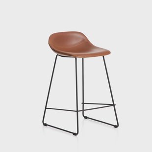 Kave Home Barkruk Zahara Lederlook - Bruin (zithoogte 66cm)