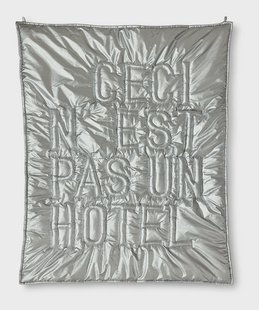 HKliving Wandkleed Ceci nest pas un hôtel 120 x 100cm - Zilver