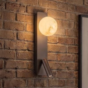 Searchlight Wandlamp Carrara met glazen bol en LED leeslamp, bruin