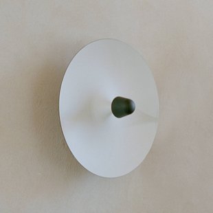 New Works LED wandlamp Kantarell, zwart/wit, Ø 55 cm