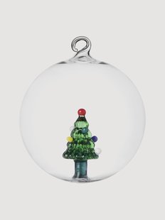 Handgemaakte glazen kerstbal Christmas Tales met kerstboompje
