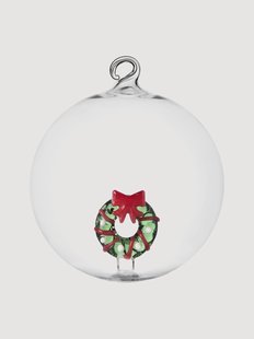 Handgemaakte glazen kerstbal Christmas Tales met kerstkransfiguur