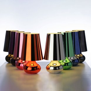 Cindy LED tafellamp, metallic blauw - Kartell - Woonkamer - Designer - Kunststof - Met lampenkap