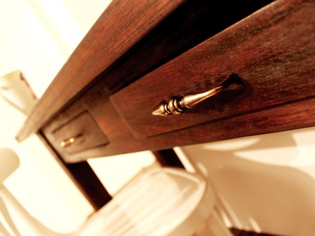 Klassieke handgrepen op lades van een sidetable. 