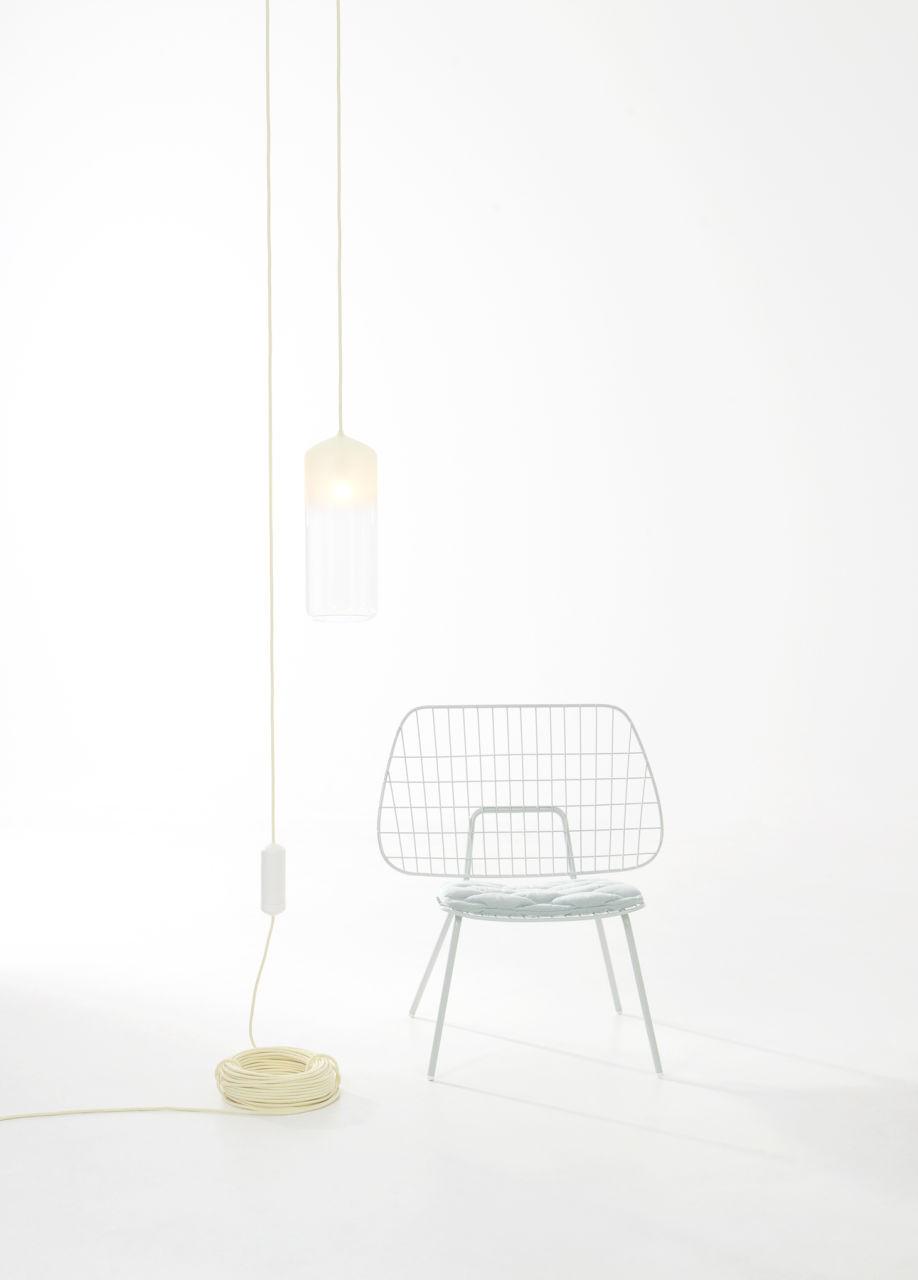 woonhome-design-hanglamp-gradient-lamp-kleurverloop-geel-kleur-sfeerverlichting-stoel-interieur