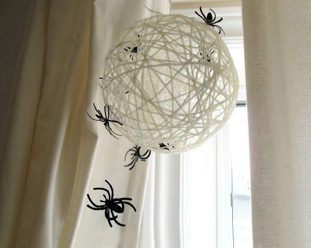 woonhome-halloween-raamdecoratie-spinnenweb