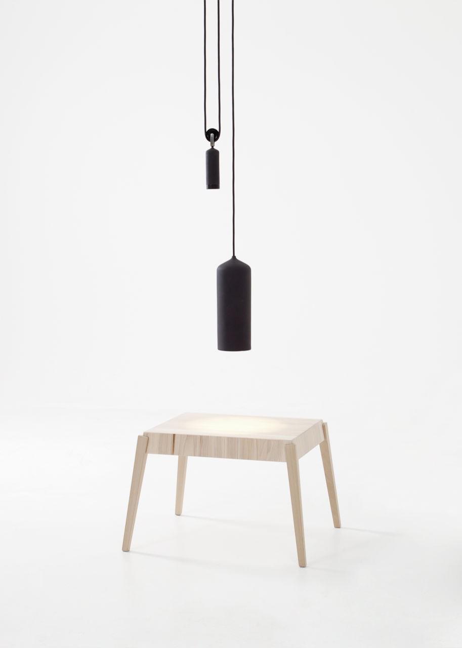 woonhome-verstelbare-hanglamp-katrolsysteem-porcelain-lamp-zwart-porselein-boven-tafel-hangen