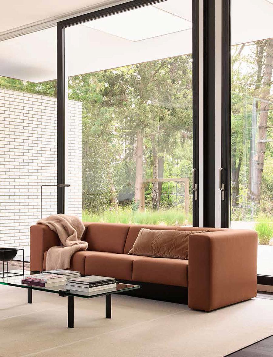 In 1969 maakt interieurontwerper Jan des Bouvrie zijn debuut als meubelontwerper met de 430 Kubus bank. Deze strakke designbank is zelfs opgenomen in de collecties van het Stedelijk Museum Amsterdam en het Centraal Museum Utrecht. Foto: 