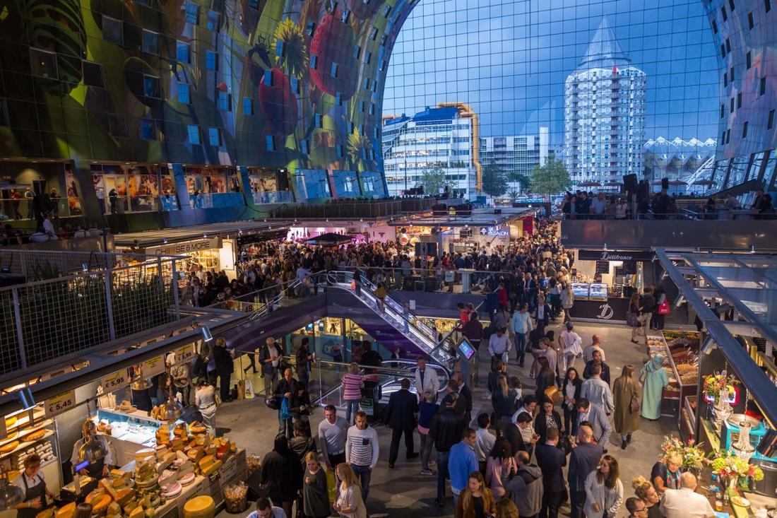 woonhome-bruizend-levendige-marktvloer-markthal-uitzicht-Laurenskerk