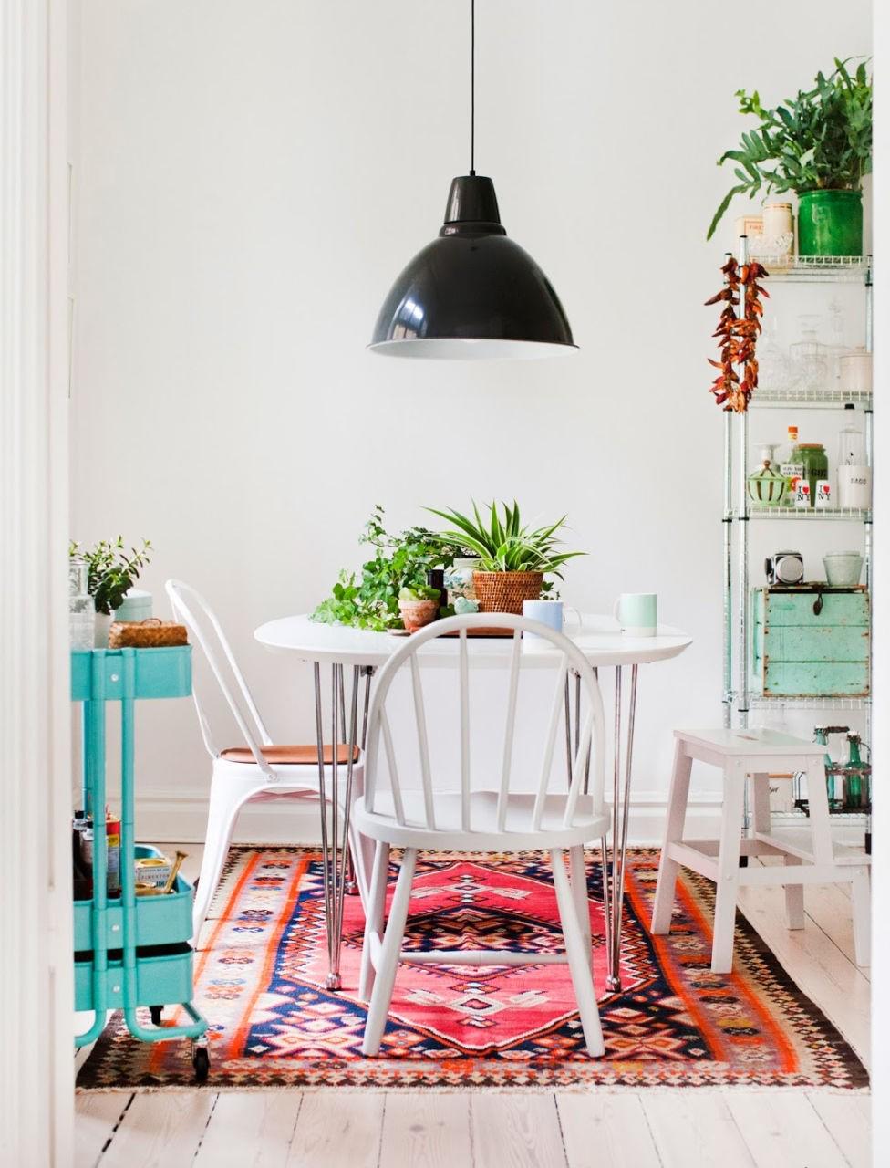 woonhome-vrolijke-kleuren-licht-interieur-planten-botanisch