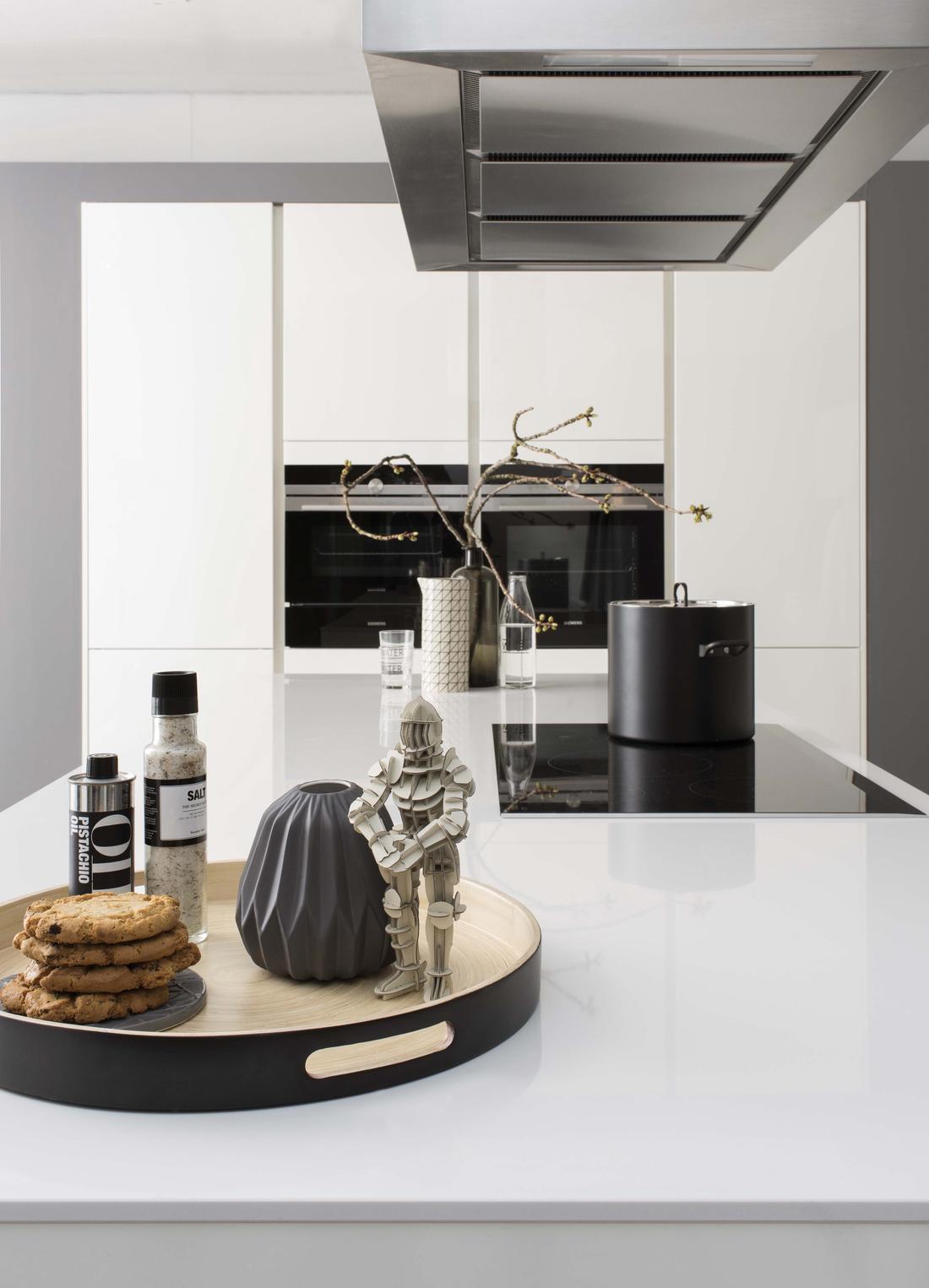 woonhome-minimalistische-greeploze-keuken-wit-indeling-design-1