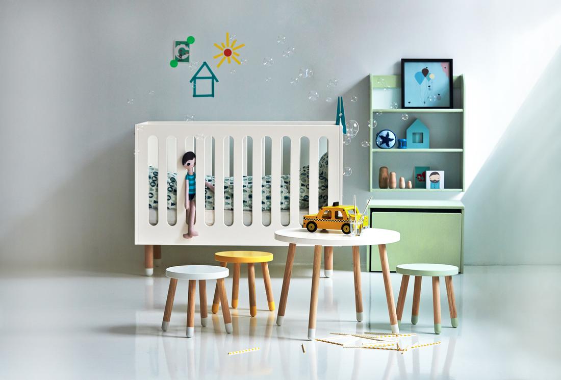 Speelse krukjes in vrolijke kleuren voor de kinderkamer.