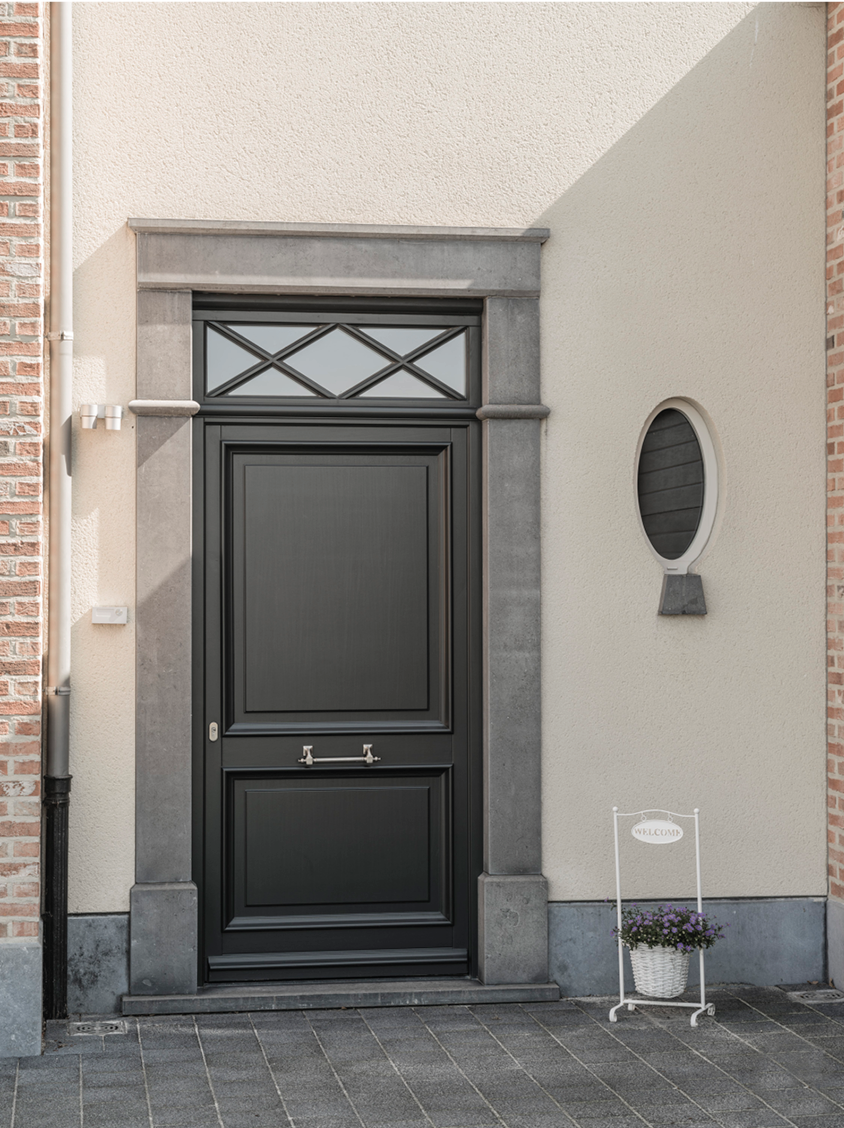 Heeft je woning een licht voorgevel? Dan is een voordeur in donkergrijs of antraciet heel mooi. 