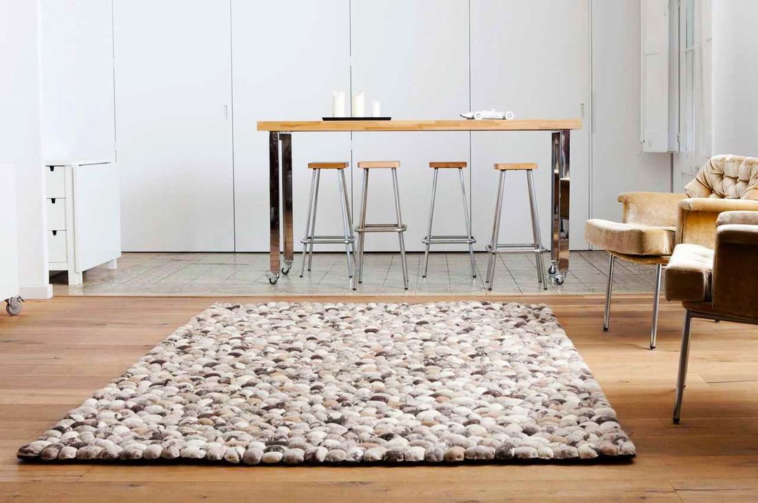 woonhome-stenen-bolletjes-kleed-tapijt-grijs-interieur