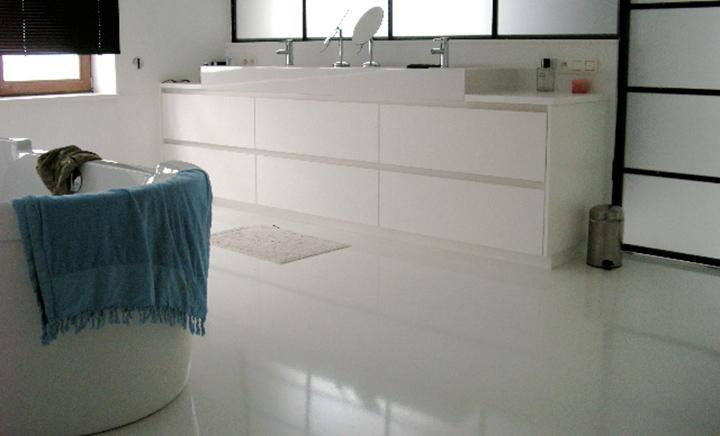 Een gietvloer met vloerverwarming zorgt ervoor dat je voeten lekker opwarmen in de ochtend