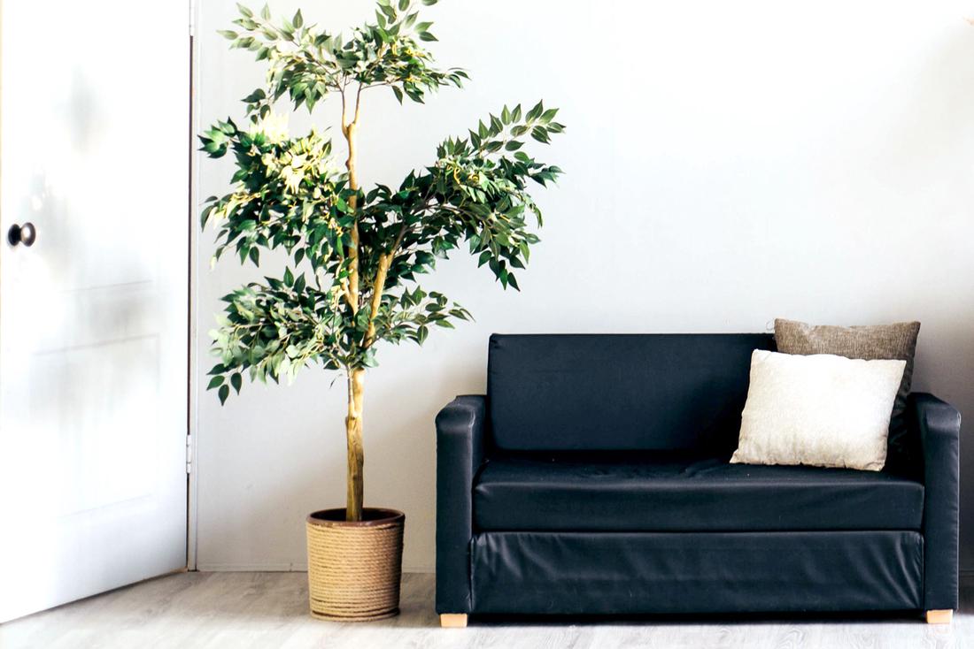 Een love chair als kleine bankstel voor in het interieur van compacte woningen.
