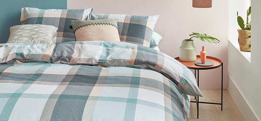 Een dekbed met levendig of geometrisch patroon geeft je slaapkamer een trendy look.