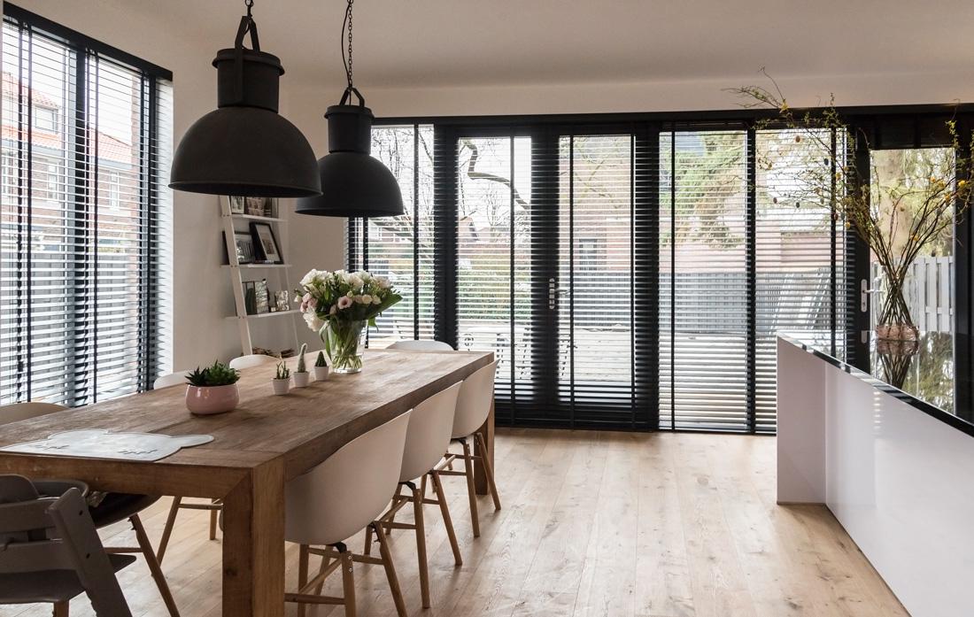 Houten jaloezieën zijn ook verkrijgbaar in een zwarte kleur.