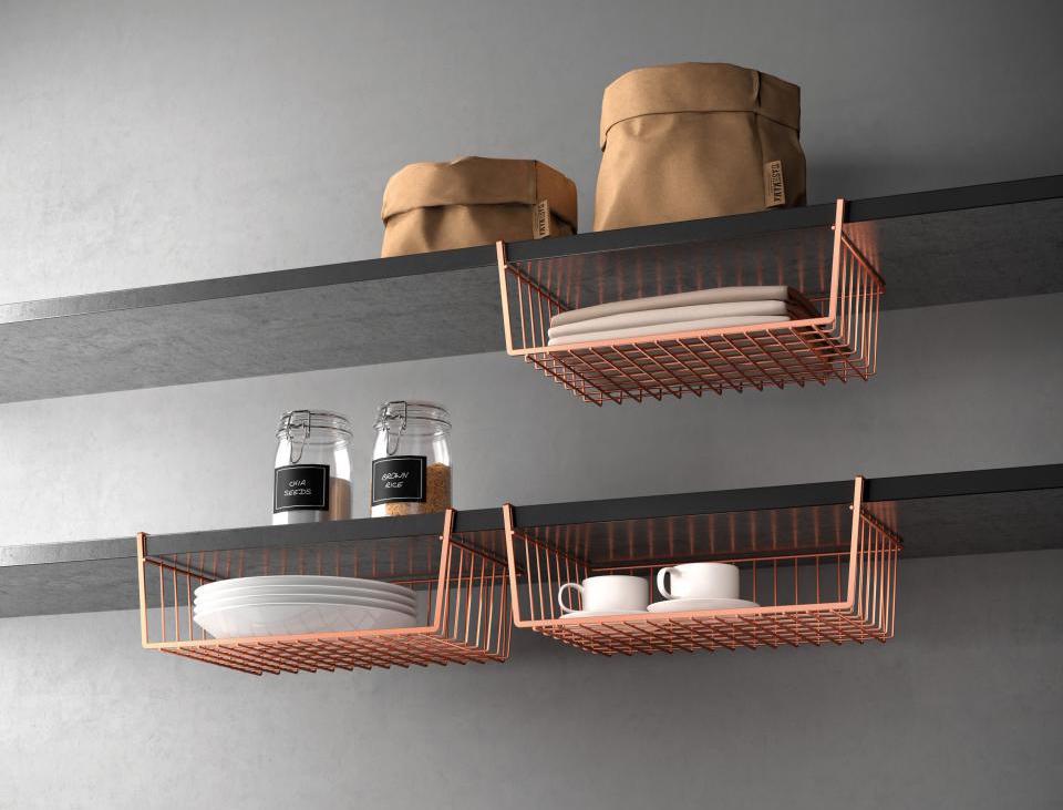 Trendy hangmand van koper om jouw keukenspullen in op te bergen.