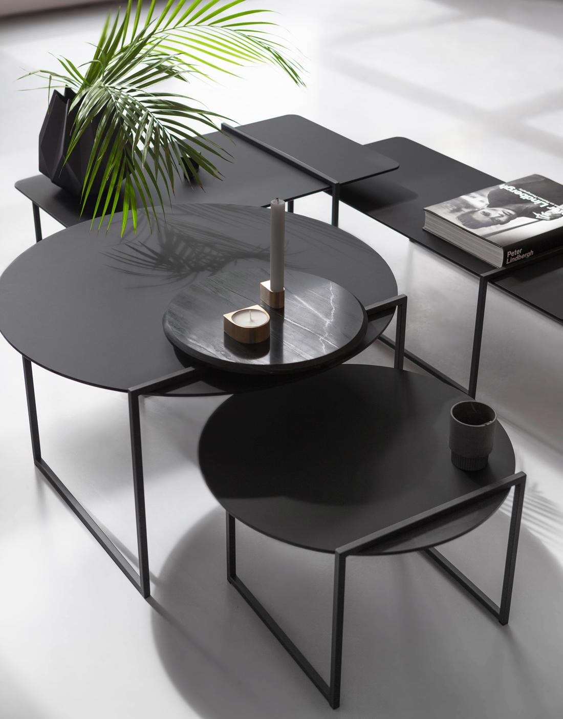 De asymmetrie van de salontafel nodigt uit om een deel 'vrij' te houden.