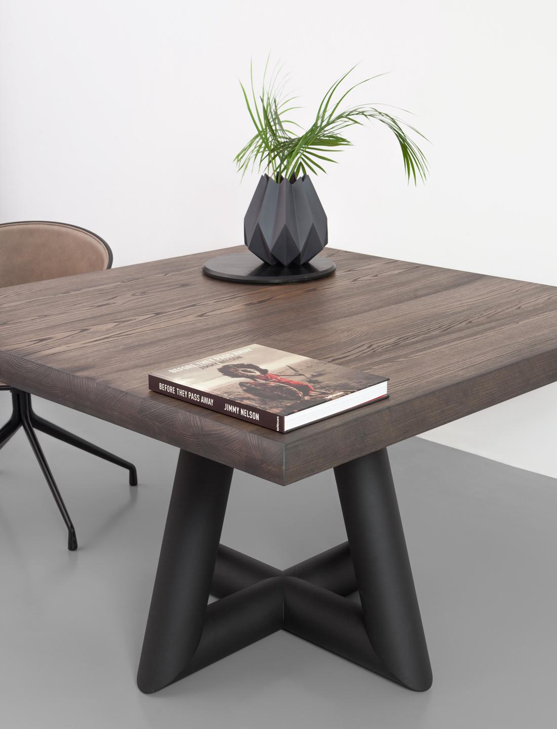 Bold eettafel door ontwerper Remy Meijers met een verfijnde afwerking van het massieve tafelblad.