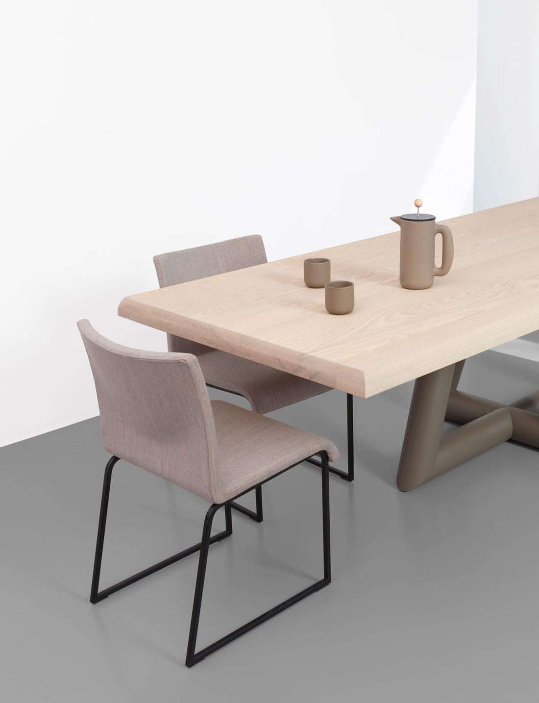 Bold eettafel: robuust ontwerp met een vriendelijke uitstraling.