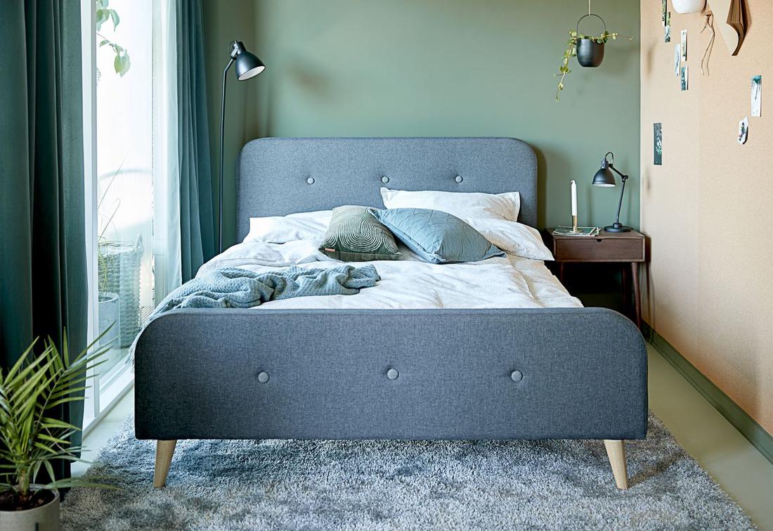 Ga ook voor een rustige slaapkamer met groene tinten en een paar planten.