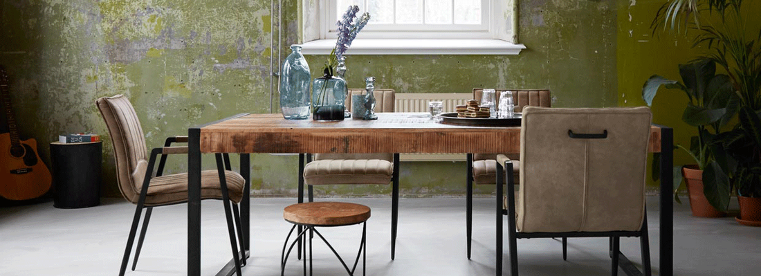 Ga voor contrasten in huis, denk dan aan landelijke stoelen in een strak interieur!