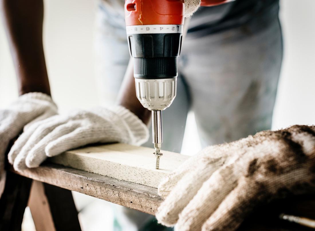 Vraag familie of vrienden om hulp bij het klussen. Misschien is je buurman wel een goede timmerman.