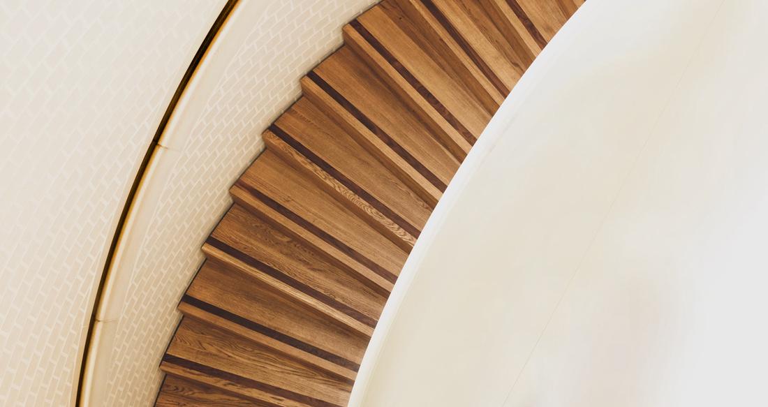 Rondlopende trap met houten treden