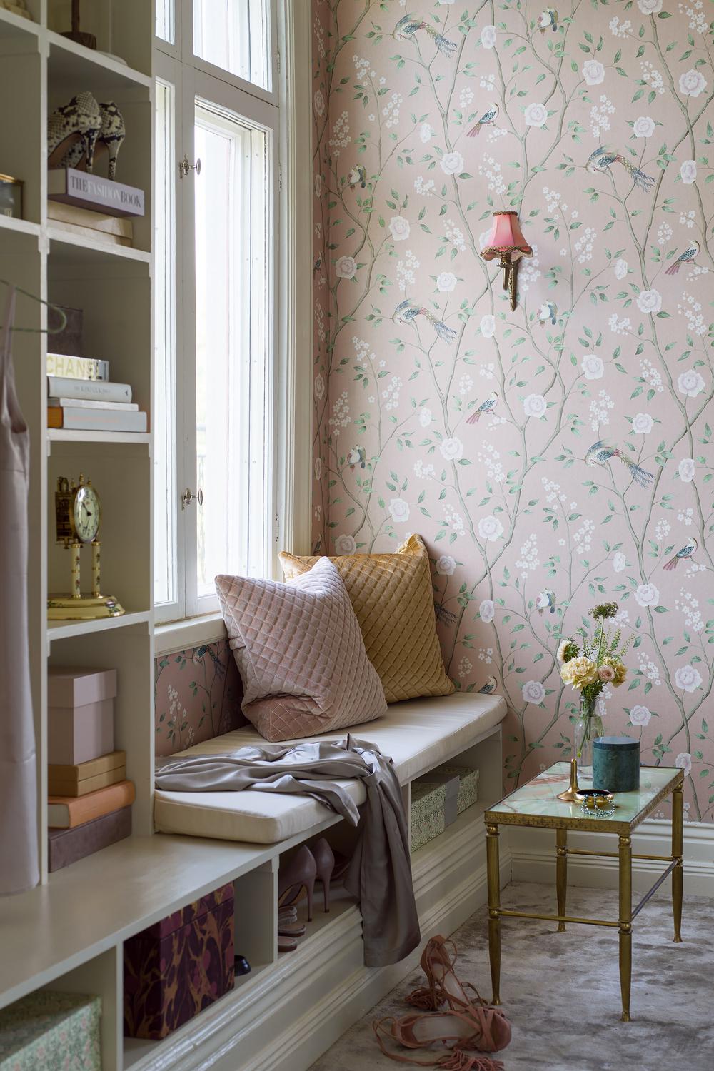 Très bien. Chique behang met een klassiek botanisch dessin.