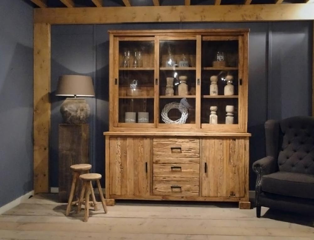 Robuuste vitrinekast in naturel hout.