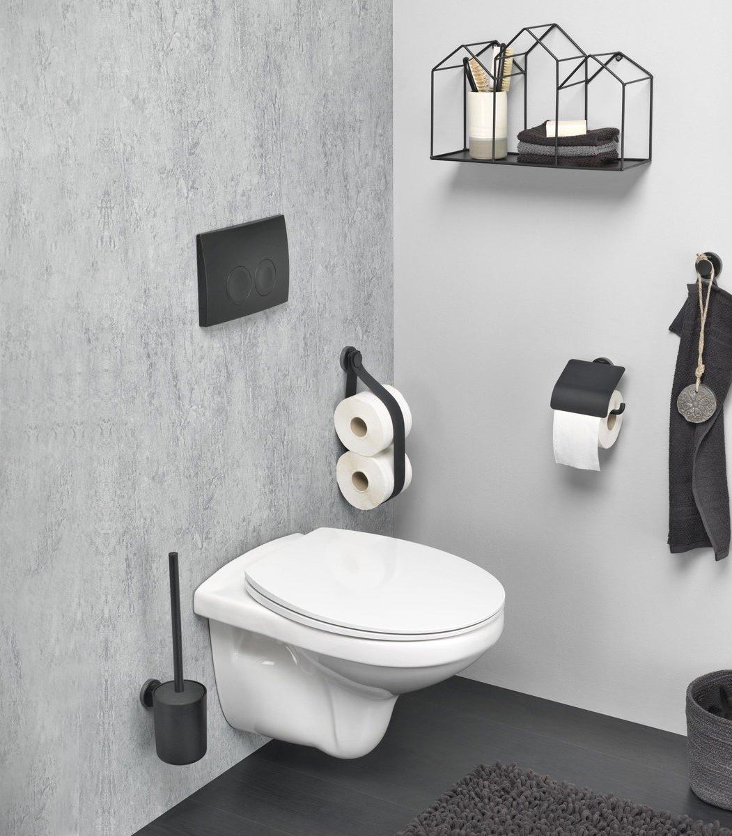 Mat, leder, staal en zwart: stoere accessoires voor op de wc.