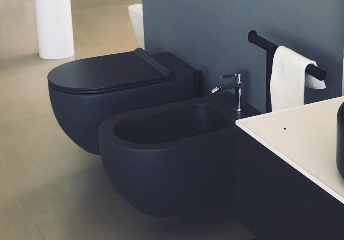 Hangtoilet van Civita met een prachtige mat zwarte afwerking.