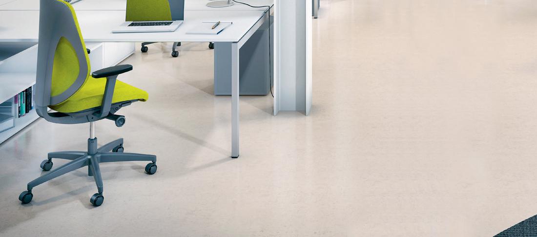 Voor een goede zithouding tijdens je werk kies je een ergonomische bureustoel, zoals deze Giroflex 353.