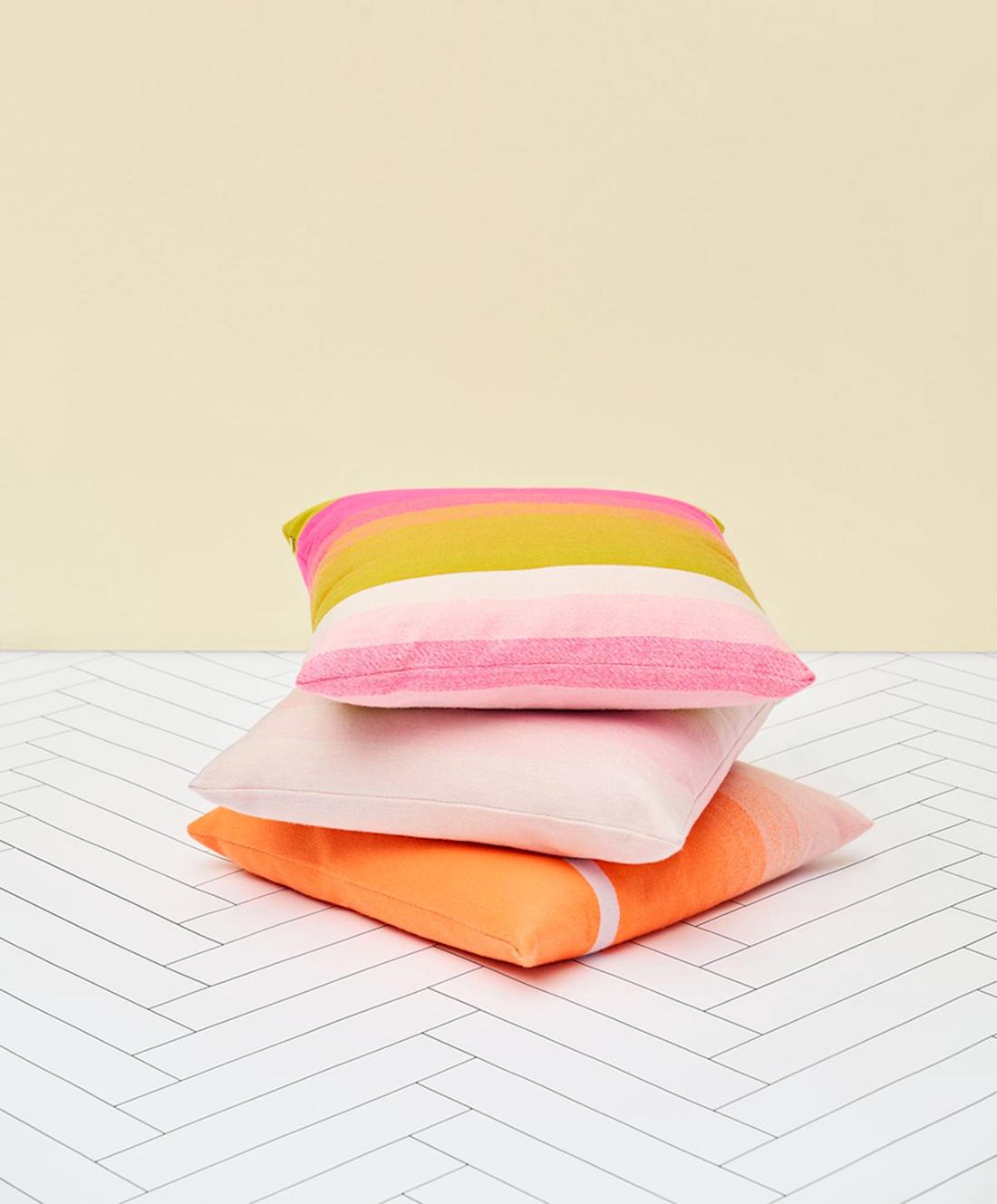 Gekleurde kussens van het merk HAY, ontworpen door het Nederlandse design duo Scholten & Baijings.