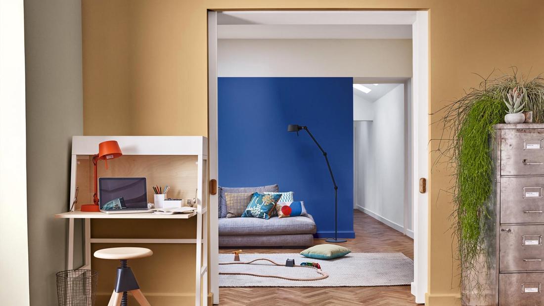 Trendkleur Flexa Spiced Honey kleur met diepe kleur blauw.