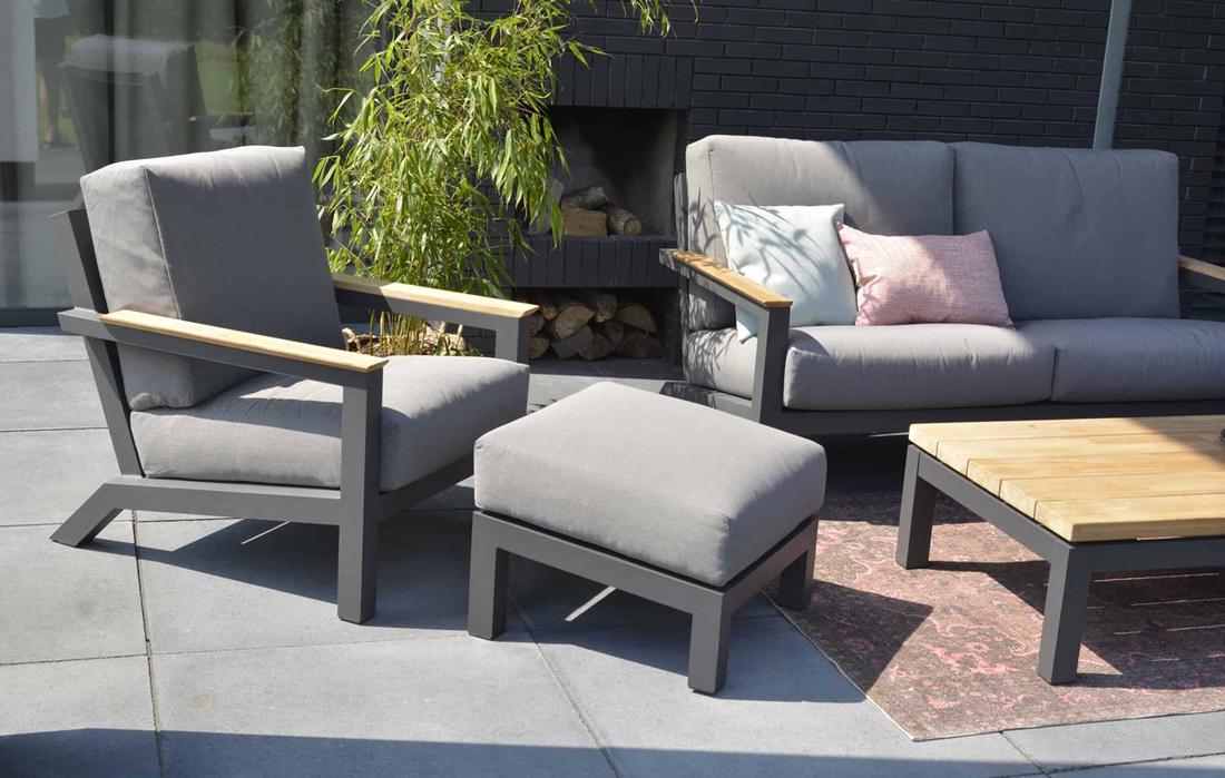 Een loungestoel in combinatie met een tuinbank nemen minder ruimte in beslag in de tuin en kun je flexibel opstellen.