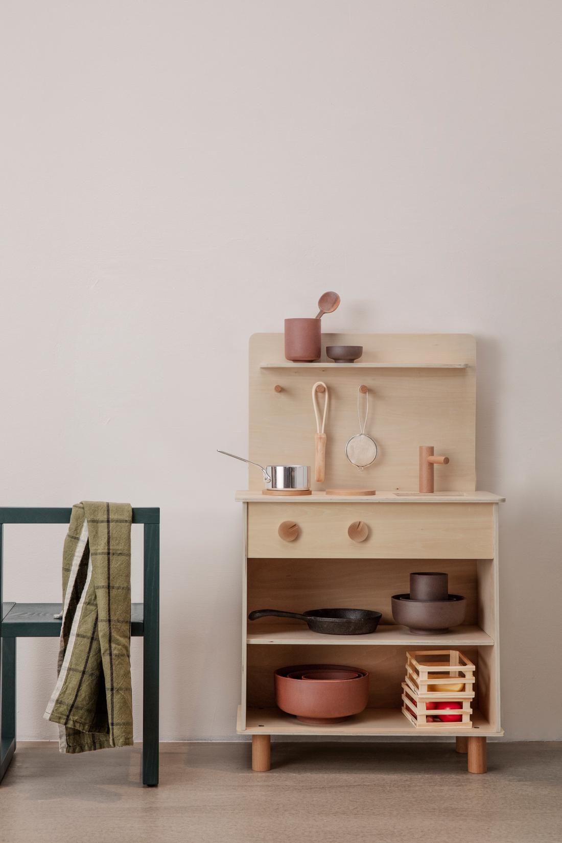Deze Toro Play Kitchen (speelkeuken) van Ferm Living is gemaakt van hout.