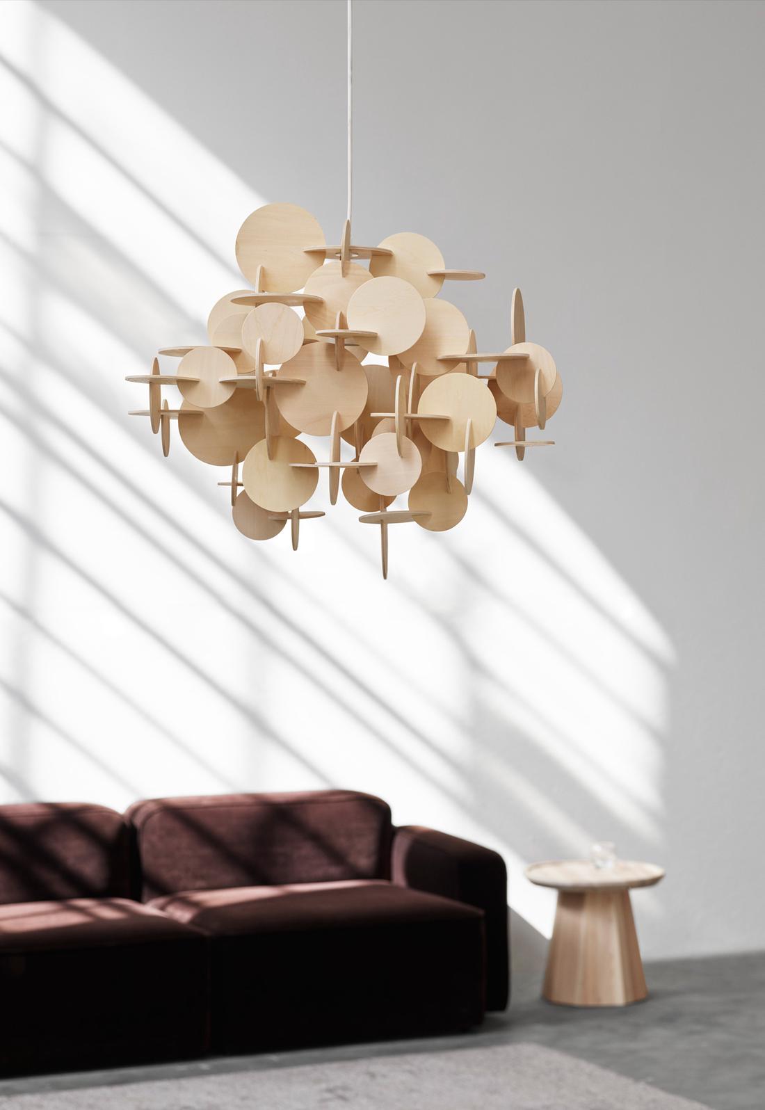 Deze sculpturale hanglamp Bau is ontworpen door Vibeke Fonnesberg Schmidt voor Normann Copenhagen. De Bau lamp is gemaakt van Lindehout, dat kenmerkend is voor zijn verfijnde tekening.