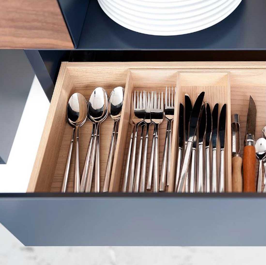 It’s all-in the detail. Deze strakke houten interieurbakjes van Pastoe maken het helemaal af. 
