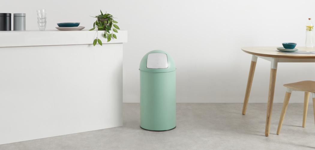 Met vrolijke mintgroene prullenbak van Made.com wordt afval weggooien een feestje. 