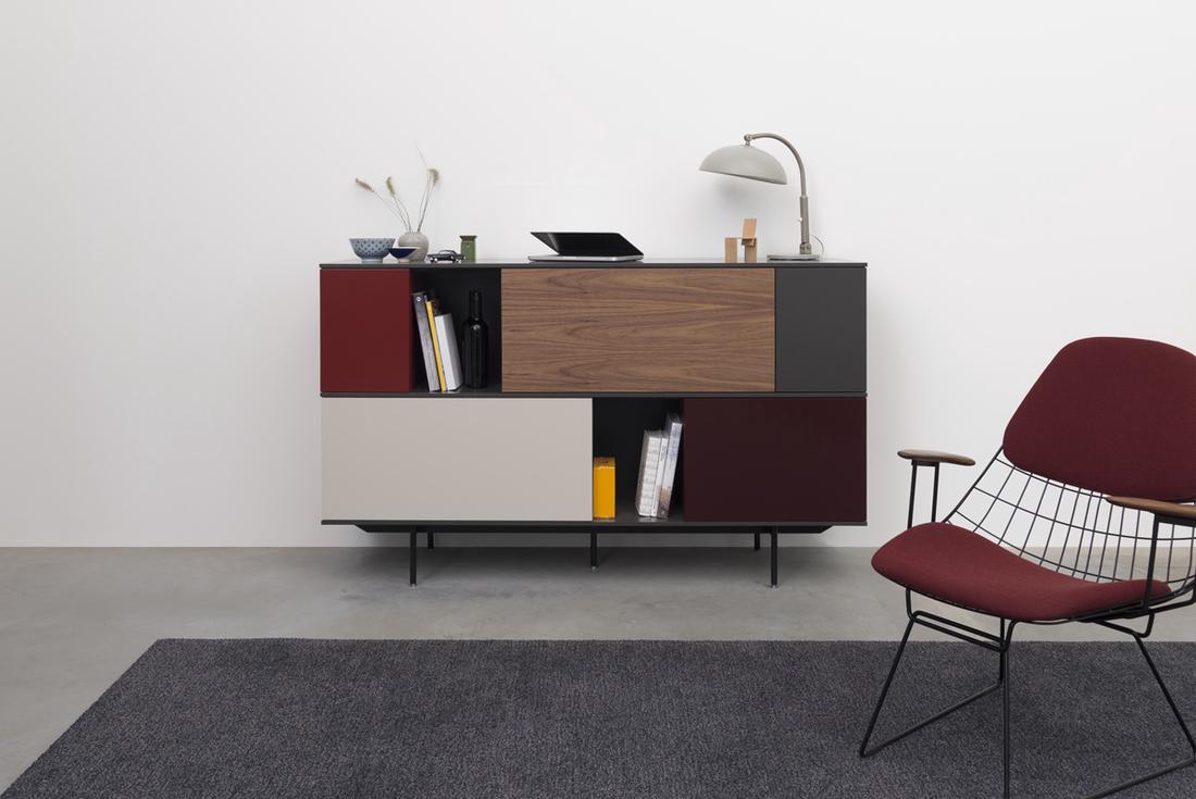 Kies voor kleur en hout met deze stijlvolle wandkast van Pastoe.