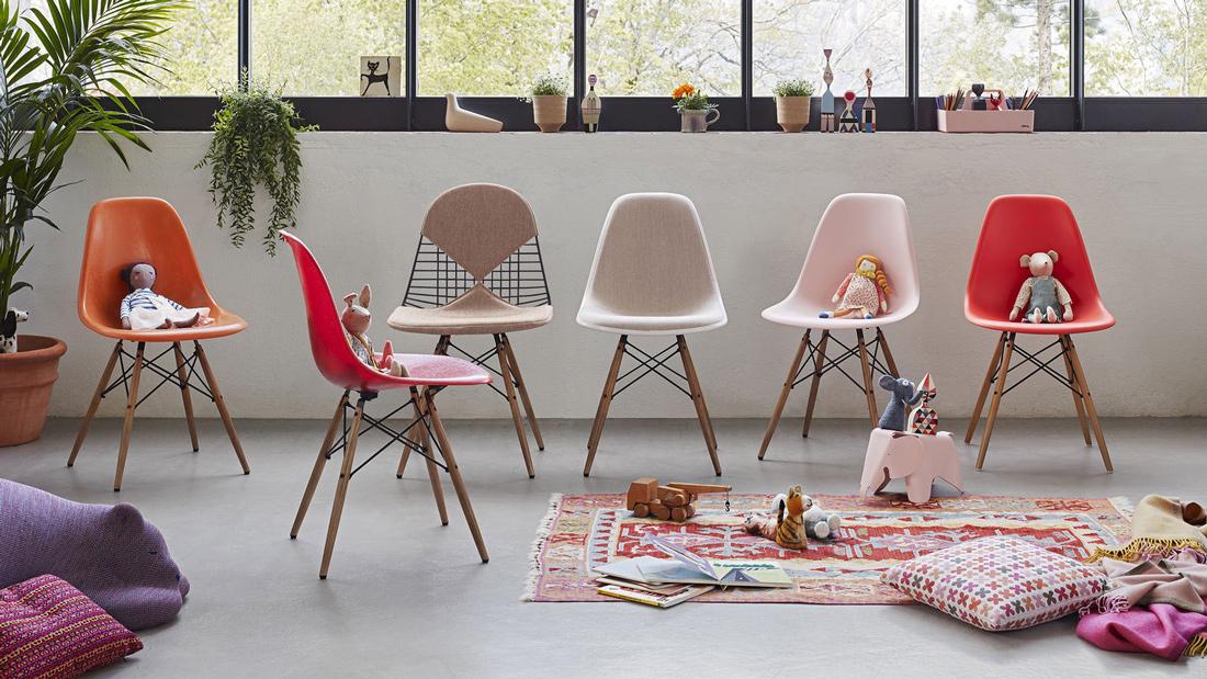 Rood, roze, oranje; maak een frisse combi met gekleurde Eames eetkamerstoelen van Vitra.